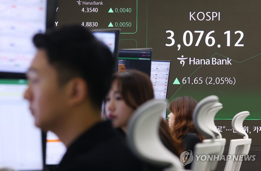 코스피 2% 대 상승 출발
(서울=연합뉴스) 진연수 기자 = 코스피가 이스라엘과 이란의 완전한 휴전 합의 소식에 힘입어 24일 3,060대에서 강세 출발한 24일 서울 중구 하나은행 딜링룸 현황판에 코스피 지수 등이