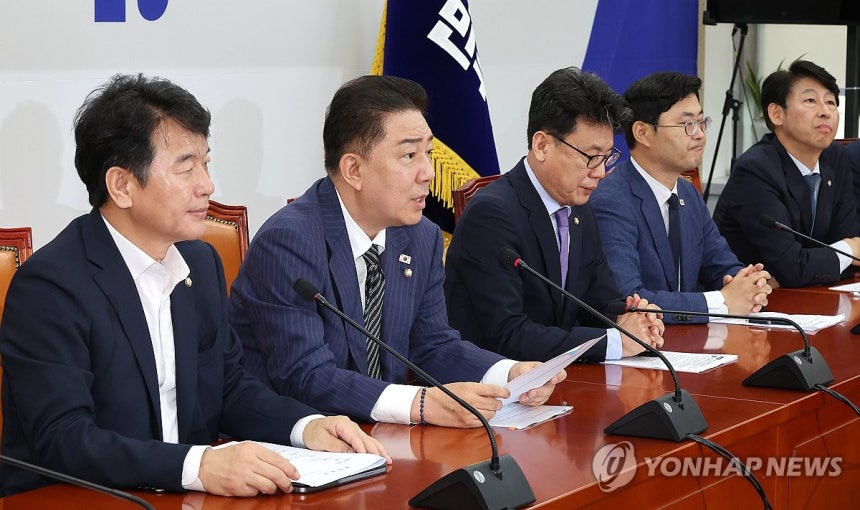 원내대책회의에서 발언하는 김병기 당 대표 직무대행 겸 원내대표
(서울=연합뉴스) 김주형 기자 = 더불어민주당 김병기 당 대표 직무대행 겸 원내대표(왼쪽 두번째)가 24일 국회에서 열린 원내대책회의에서 발언하고 있다.