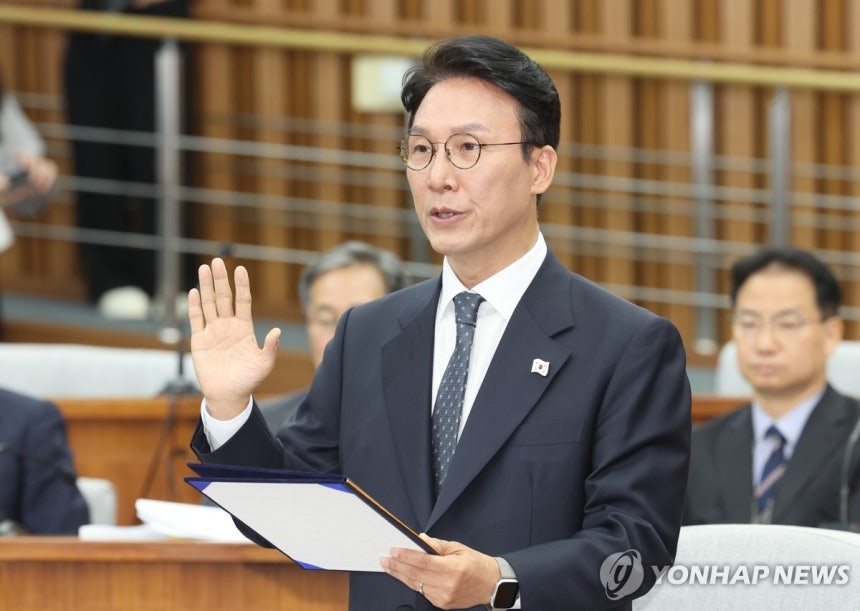 김민석 총리 후보자 인사청문회 선서
(서울=연합뉴스) 김주성 기자 = 김민석 국무총리 후보자가 24일 서울 국회에서 열린 인사청문회에서 선서하고 있다. 2025.6.24 utzza@yna.co.kr