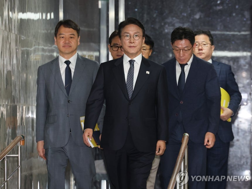 인사청문회장으로 향하는 김민석
(서울=연합뉴스) 김주형 기자 = 김민석 국무총리 후보자가 24일 서울 여의도 국회 인사청문회장으로 향하고 있다. 2025.6.24 kjhpress@yna.co.kr