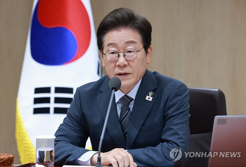 이재명 대통령 국무회의 주재
(서울=연합뉴스) 홍해인 기자 = 이재명 대통령이 24일 서울 용산 대통령실 청사에서 열린 국무회의를 주재하고 있다. 2025.6.24 hihong@yna.co.kr