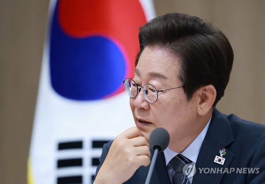 국무회의 주재하는 이재명 대통령
(서울=연합뉴스) 홍해인 기자 = 이재명 대통령이 24일 서울 용산 대통령실 청사에서 열린 국무회의를 주재하며 발언하고 있다. 2025.6.24 hihong@yna.co.kr