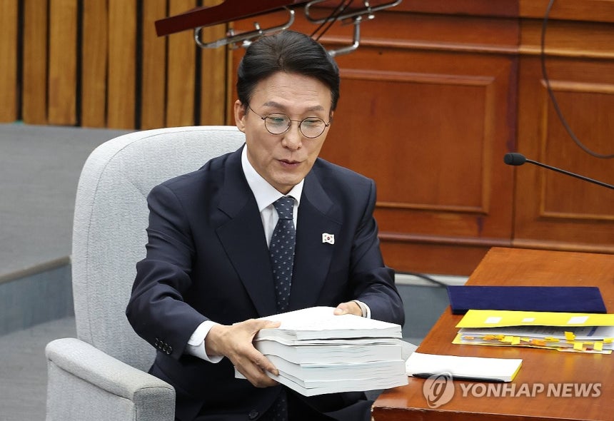 자료 정리하는 김민석 총리 후보자
(서울=연합뉴스) 김주형 기자 = 김민석 국무총리 후보자가 24일 서울 여의도 국회에서 열린 인사청문회에서 답변 자료를 정리하고 있다. 2025.6.24 kjhpress@yna.co