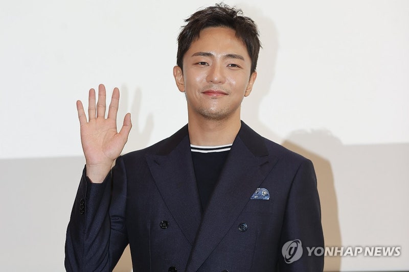 토니상 6관왕 '<b>어쩌면 해피엔딩</b>'의 <b>박천휴</b> 작가