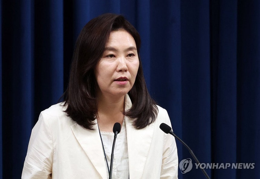 브리핑 하는 강유정 대변인
(서울=연합뉴스) 한상균 기자 = 강유정 대통령실 대변인이 24일 용산 대통령실에서 국무회의 관련 브리핑을 하고 있다. 2025.6.24 xyz@yna.co.kr