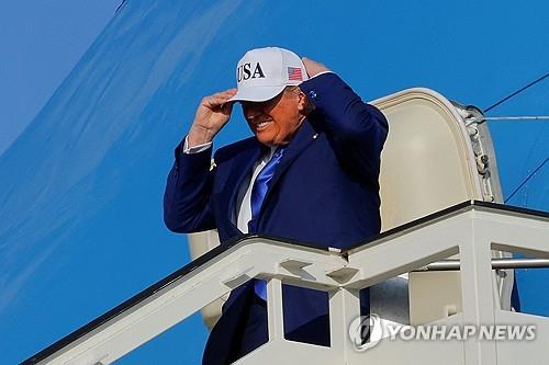 나토 회의 참석차 네덜란드에 도착한 트럼프 미 대통령
[로이터=연합뉴스 재판매 및 DB금지]
