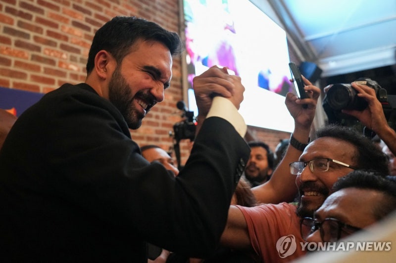 <b>뉴욕시장</b> 예비선거서 '<b>30대</b> 진보' <b>맘다니</b>, 거물 쿠오모에 승리