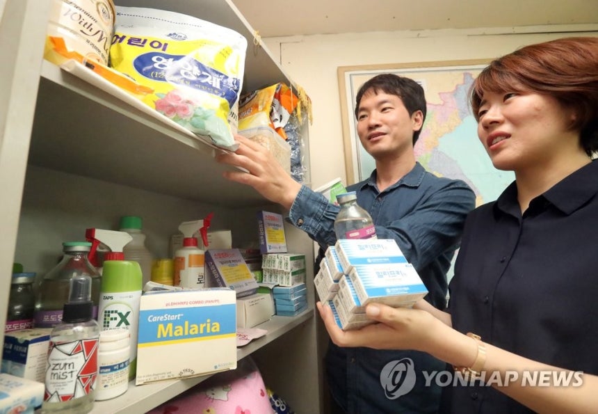 인도적 지원 물품을 살펴보는 우리민족서로돕기운동 관계자들
[연합뉴스 자료사진]