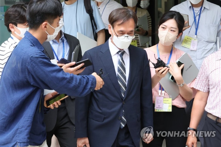 정진웅, '한동훈 독직폭행' 혐의 2심 무죄
(서울=연합뉴스) 김주성 기자 = 정진웅 법무연수원 연구위원(차장검사)이 21일 오후 서울 서초동 서울고등법원에서 열린 항소심 선고공판에서 무죄를 선고받은 뒤 나와 취재진