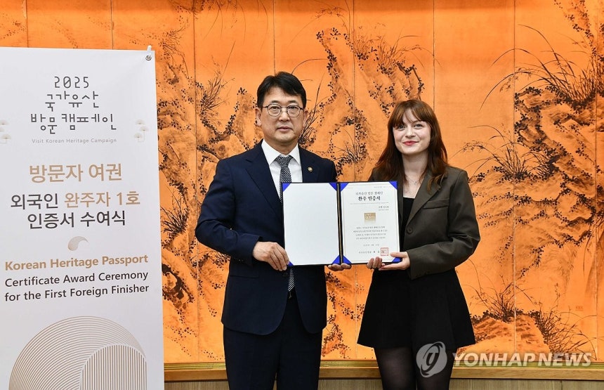 방문자 여권 외국인 완주자 1호 인증서 수여식
(서울=연합뉴스) 최응천 국가유산청장이 지난 10일 서울 종로구 국립고궁박물관에서 국가유산을 방문한 후 인증하는 '국가유산 방문자 여권 투어' 프로그램을 외국인 최초로 