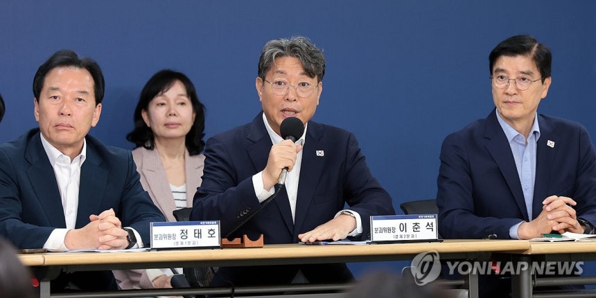질문에 답하는 이춘석 경제2분과 위원장
(서울=연합뉴스) 김인철 기자 = 이춘석 국정기획위원회 경제2분과장 22일 서울 종로구 국정기획위원회에서 열린 기자간담회에서 취재진 질문에 답하고 있다. 2025.6.22 ya