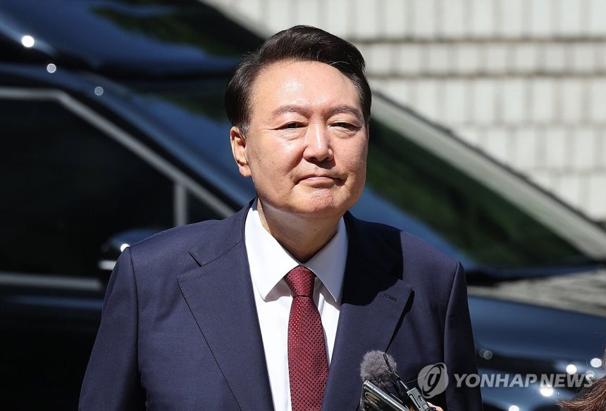 내란혐의 8차 공판 출석하는 윤석열 전 대통령
(서울=연합뉴스) 윤석열 전 대통령이 지난 23일 서울 서초구 서울중앙지방법원에서 열린 내란 우두머리 혐의·직권남용 권리행사 방해 혐의 사건 8차 공판에 출석하고 있다.