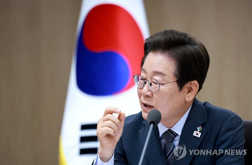 국무회의 주재하는 이재명 대통령
(서울=연합뉴스) 홍해인 기자 = 이재명 대통령이 24일 서울 용산 대통령실 청사에서 열린 국무회의를 주재하며 발언하고 있다. 2025.6.24 hihong@yna.co.kr