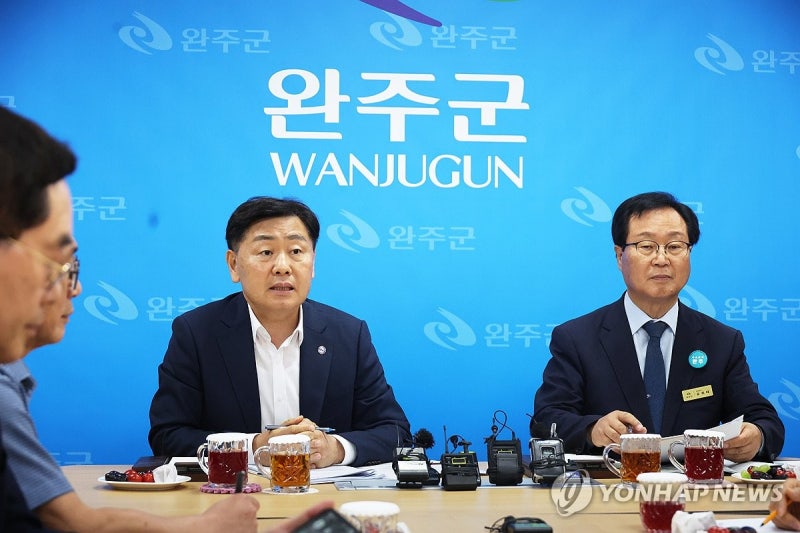 <b>김관영 전북</b><b>지사</b>, 완주 <b>방문</b>…통합관련 '군민과 대화'는 또 무산