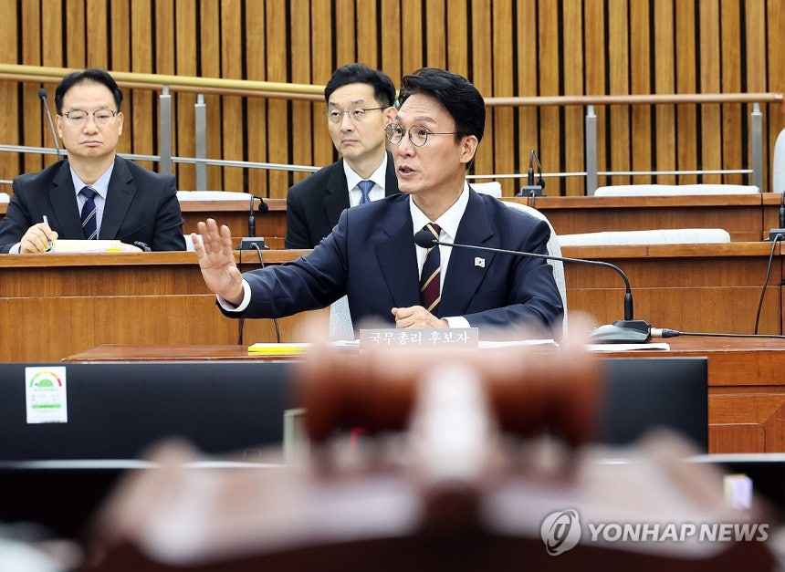 주진우 의원 질의에 답변하는 김민석 후보자
(서울=연합뉴스) 박동주 기자 = 김민석 국무총리 후보자가 25일 서울 여의도 국회에서 열린 인사청문회에서 국민의힘 주진우 의원의 질의에 답하고 있다. 2025.6.25 p