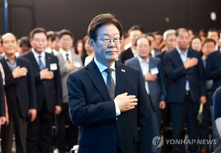 이재명 대통령, 광주시민·전남도민 타운홀미팅 참석
(광주=연합뉴스) 홍해인 기자 = 이재명 대통령이 25일 광주광역시 국립아시아문화전당에서 열린 '광주시민·전남도민 타운홀미팅'에 참석해 국기에 경례하고 있다. 202