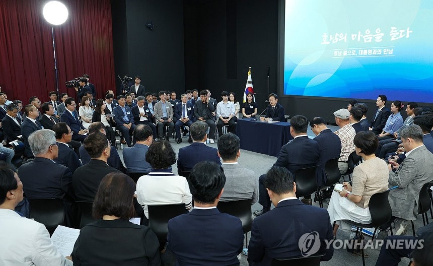 이재명 대통령, 광주시민·전남도민 타운홀미팅 발언
(광주=연합뉴스) 홍해인 기자 = 이재명 대통령이 25일 광주광역시 국립아시아문화전당에서 열린 '광주시민·전남도민 타운홀미팅'에 참석해 발언하고 있다. 2025.6.
