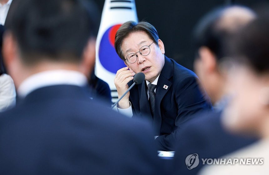 이재명 대통령, 광주시민·전남도민 타운홀미팅
(광주=연합뉴스) 홍해인 기자 = 이재명 대통령이 25일 광주광역시 국립아시아문화전당에서 '광주시민·전남도민 타운홀미팅'을 하고 있다. 2025.6.25 [대통령실통신사진