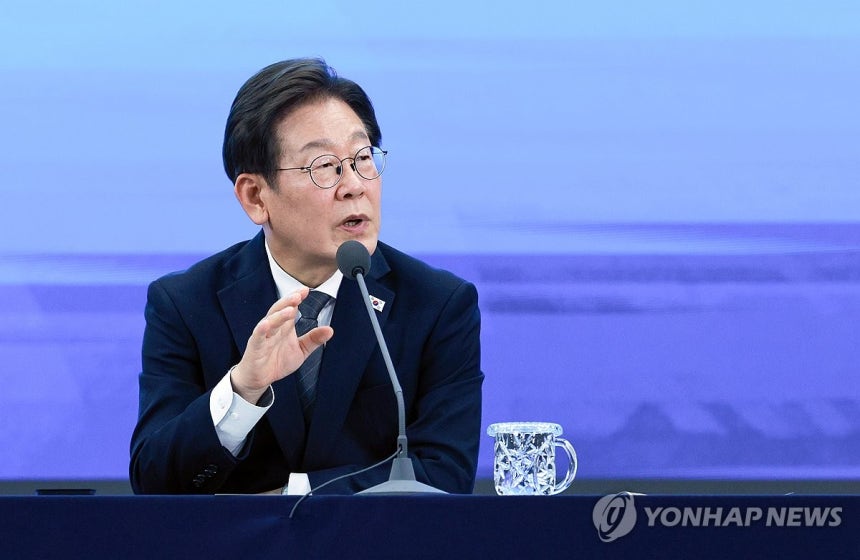 광주·전남 타운홀미팅 발언하는 이재명 대통령
(광주=연합뉴스) 홍해인 기자 = 이재명 대통령이 25일 광주광역시 국립아시아문화전당에서 열린 '광주시민·전남도민 타운홀미팅'에 참석해 발언하고 있다. 2025.6.25 