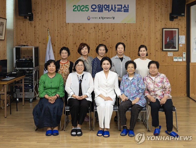 <b>김혜경 여사</b>, 광주 5·18유족 면담…"다시 뵙자는 약속 지키려 찾아"