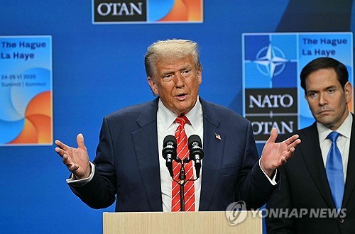 나토 정상회의 참석해 기자회견 하는 트럼프
[헤이그 AFP=연합뉴스. 재판매 및 DB 금지]