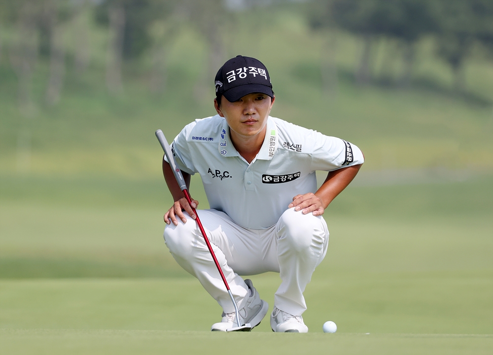 <b>김백준</b>, KPGA <b>군산CC 오픈</b> 1R 8언더파 선두…이수민 1타 차 2위
