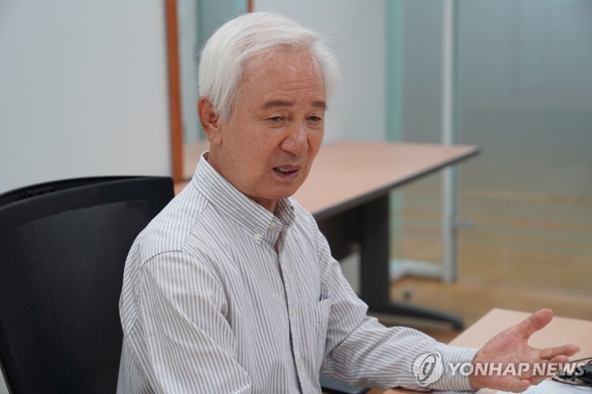 연합뉴스와 인터뷰 중인 김홍신 작가
[촬영 이은도]