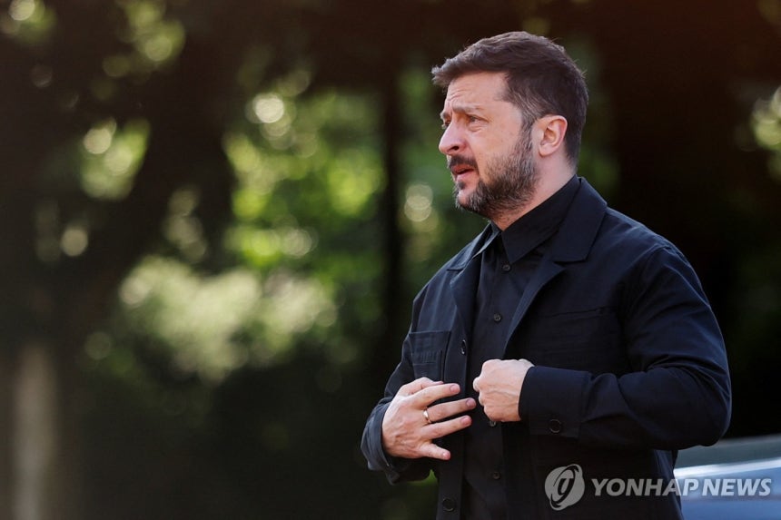 검정 재킷, 셔츠 차림의 젤렌스키 대통령
[로이터 연합뉴스]