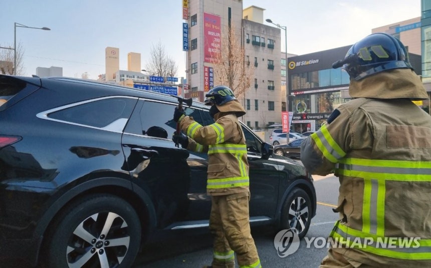 광주 동부소방, 불법 주차 강제처분 훈련
(광주=연합뉴스) 광주 동부소방서는 상가 화재 출동 상황을 가정해 불법 주정차 차량을 돌파하거나 파괴하는 등의 강제처분 훈련을 실시했다고 8일 밝혔다. 사진은 전날 소화전 옆
