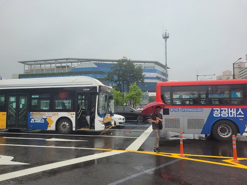 고양서 빗길 버스 간 추돌사고…17명 부상
(고양=연합뉴스) 심민규 기자 = 18일 오후 3시 55분께 경기 고양시 일산서구 대화동의 한 사거리에서 시내버스가 광역버스를 추돌하는 사고가 발생했다.
    이 사고로 