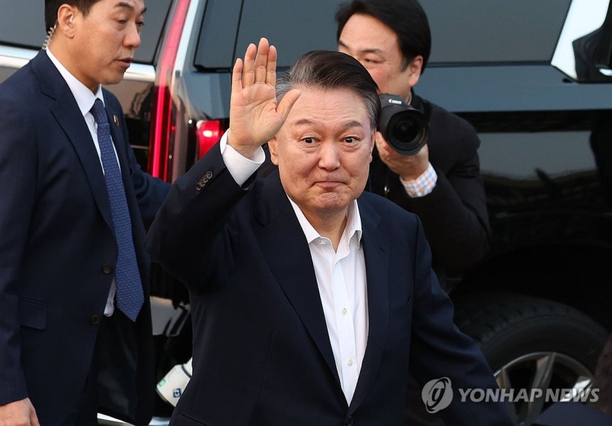 지지자들에게 인사하는 윤석열 대통령 (서울=연합뉴스) 김인철 기자 = 서울구치소에서 석방된 윤석열 대통령이 8일 서울 한남동 관저 앞에 도착, 차량에서 내려 지지자들을 향해 인사하고 있다. 2025.3.8 yatoy