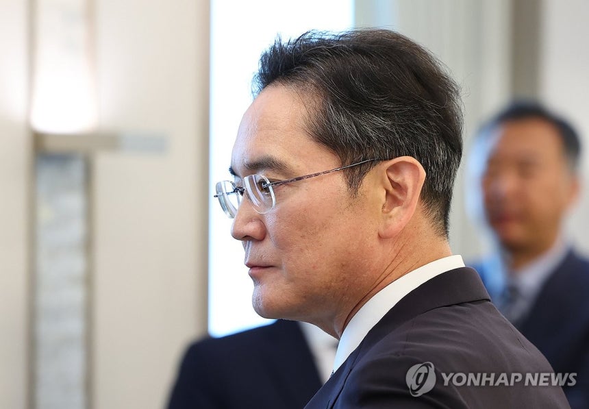 대통령 간담회 참석한 이재용 삼성전자 회장
(서울=연합뉴스) 홍해인 기자 = 이재용 삼성전자 회장이 13일 서울 용산 대통령실에서 이재명 대통령 주재로 열린 6경제단체·기업인 간담회에 참석하고 있다. 2025.6.1