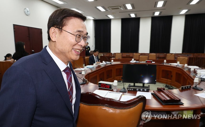 대북·안보 관련 인사청문회 참석하는 이종석 국정원장 후보자
(서울=연합뉴스) 김주형 기자 = 이종석 국가정보원장 후보자가 19일 오후 서울 여의도 국회 정보위원회에서 대북·안보 관련 질의를 위해 비공개로 진행되는 인