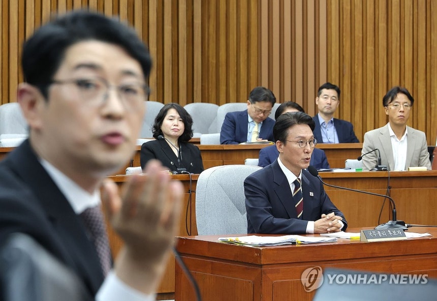공방 오가는 김민석 후보자-주진우 의원
(서울=연합뉴스) 류영석 기자 = 김민석 국무총리 후보자가 25일 서울 여의도 국회에서 열린 인사청문회에 출석해 국민의힘 주진우 의원의 질의를 받고 있다. 2025.6.25 o