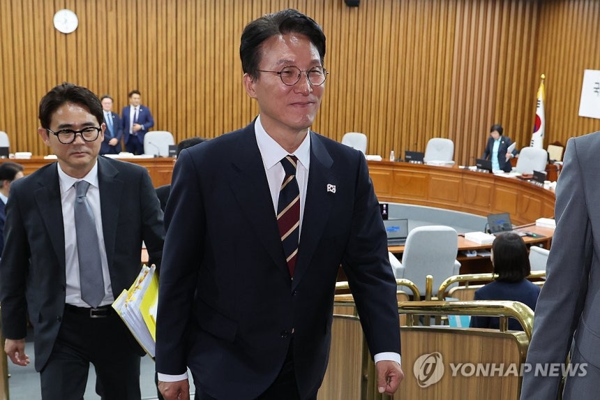 청문회장에서 나가는 김민석 후보자
(서울=연합뉴스) 김주성 기자 = 김민석 국무총리 후보자가 25일 서울 국회에서 자료 제출 등을 둘러싼 여야 대립으로 인사청문회 속개가 지연되자 후보자석을 잠시 떠나고 있다. 202