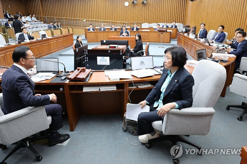 총리 인사청문회 파행
(서울=연합뉴스) 김주성 기자 = 25일 서울 국회에서 열린 김민석 국무총리 후보자 인사청문회에서 국민의힘 소속 이종배 위원장과 여당 간사인 더불어민주당 김현 의원이 청문회 속개 시간 등과 관련