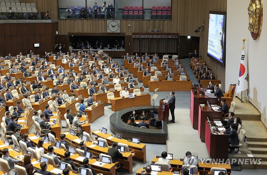 이재명 대통령, 추경 국회 시정연설
(서울=연합뉴스) 한상균 기자 = 이재명 대통령이 26일 국회에서 추가경정예산 시정연설을 하고 있다. 2025.6.26 xyz@yna.co.kr