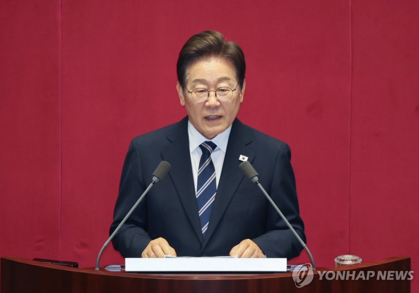 첫 국회 시정연설하는 이재명 대통령
(서울=연합뉴스) 이재명 대통령이 26일 서울 여의도 국회 본회의장에서 정부의 2차 추가경정예산안 제출과 관련해 첫 시정연설을 하고 있다. 2025.6.26 [국회사진기자단] ph