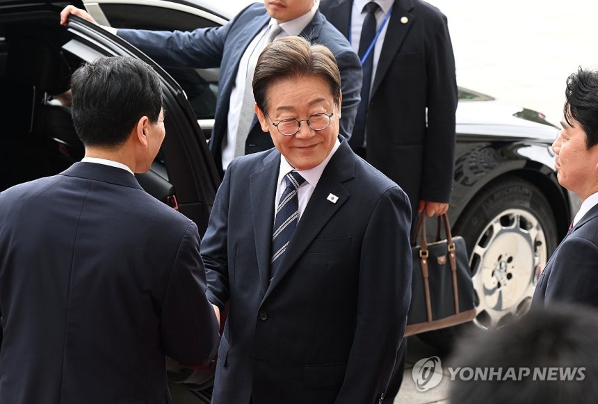 국회 시정연설 마친 이재명 대통령
(서울=연합뉴스) 한상균 기자 = 이재명 대통령이 26일 추가경정예산 시정연설을 마친 뒤 국회를 떠나고 있다. 2025.6.26 xyz@yna.co.kr