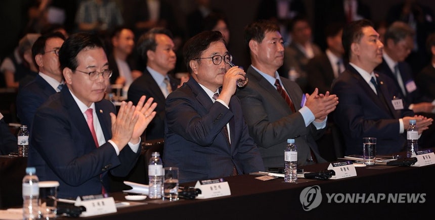 2025 한반도 심포지엄 개최
(서울=연합뉴스) 김인철 기자 = 우원식 국회의장이 26일 서울 중구 신라호텔 다이너스티홀에서 열린 2025 한반도 심포지엄에서 물을 마시고 있다.
    왼쪽부터 국민의힘 송언석 원내