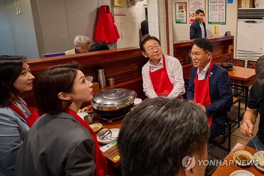 이재명 대통령, 용산 골목식당에서 점심
(서울=연합뉴스) 이재명 대통령이 26일 서울 용산 대통령실 인근 한 식당에서 점심 식사를 하고 있다. 2025.6.26 [대통령실 제공. 재판매 및 DB 금지]    phot