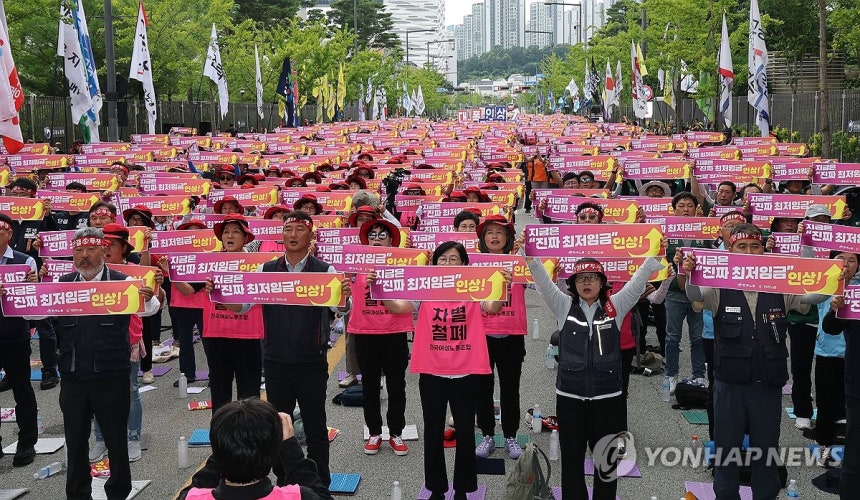 "최저임금 인상하라"
(세종=연합뉴스) 배재만 기자 = 26일 최저임금위원회 7차 전원회의가 열리고 있는 정부세종청사 최저임금위원회 앞에서 열린 '모두를 위한 "진짜 최저임금" 인상 촉구 결의대회'에서 민주노총과 한