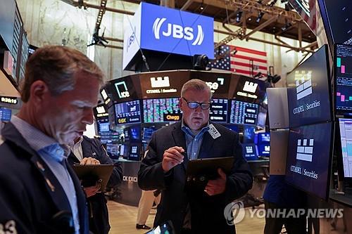 뉴욕증권거래소의 트레이더
[로이터 연합뉴스 자료사진. 재판매 및 DB 금지]