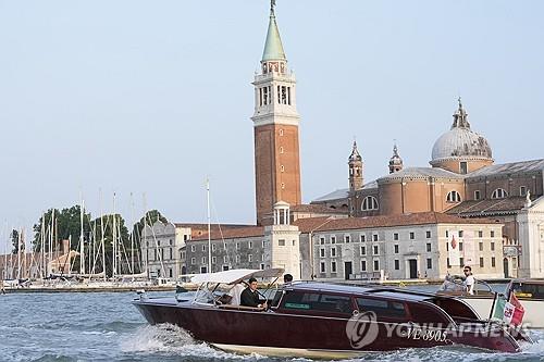 베이조스가 탄 요트가 베네치아 석호를 지나고 있다. [AP 연합뉴스]