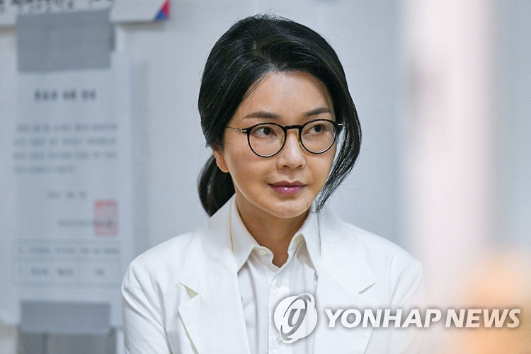 지난 3일 투표 순서 기다리는 김건희 여사
[연합뉴스 자료사진]