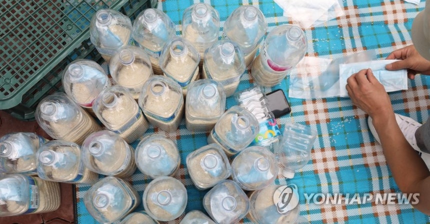 쌀이 든 페트병 ※ 기사와 직접 관련 없는 자료사진입니다.
[연합뉴스 자료사진]