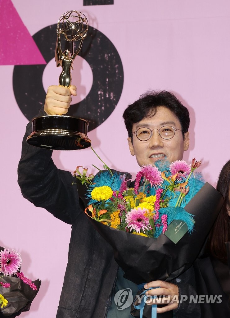 트로피 높이 든 황동혁 감독
[연합뉴스 자료사진] 