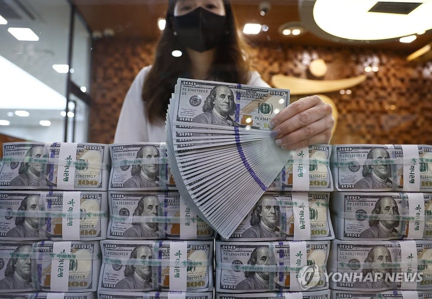 7월 외환보유액 외평채발행 등으로 넉달만에 반등
(서울=연합뉴스) 윤동진 기자 = 외국환평형기금채권(외평채) 발행과 달러 약세 등의 영향으로 지난달 외환보유액이 넉 달 만에 늘었다. 한국은행이 5일 발표한 외환보유액