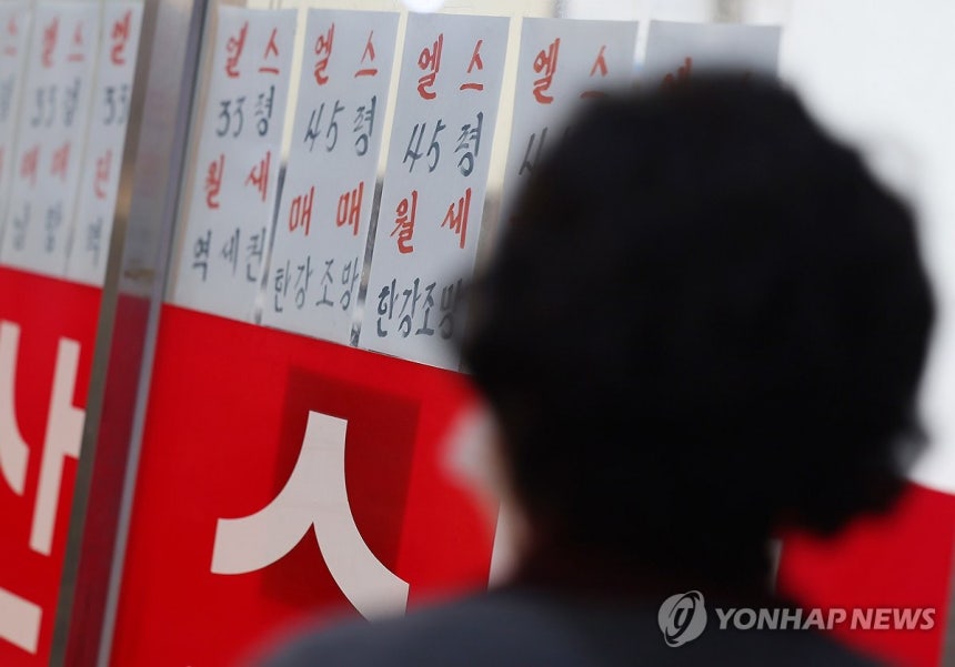 전국 월세 비중 처음으로 60% 넘어서
(서울=연합뉴스) 김도훈 기자 = 전국 신규 전월세 거래에서 월세 비중이 처음으로 60%를 넘어선 것으로 나타나 월세 강세가 두드러지고 있다.
    1일 국토교통부가 발표한 