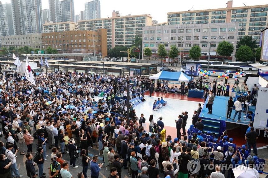 이재명 후보, 서초·강남에서 지지호소
(서울=연합뉴스) 황광모 기자 = 더불어민주당 이재명 대선후보가 29일 서울 서초구 고속버스터미널 앞에서 열린 서초구·강남구 유세에서 지지를 호소하고 있다. 2025.5.29 h